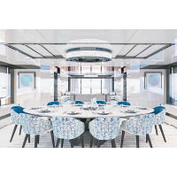 室內設計由Hot Lab負責，圖為布置豪華的用餐區。