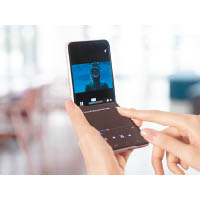 Galaxy Z Flip3 5G沿用6.7吋Dynamic AMOLED 2X摺疊屏幕，解像度提升至2,620×1,080。