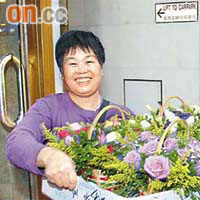 花店職員將鮮花送往華懋總部。	（鍾健國攝）