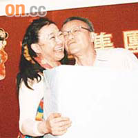 在華懋春茗抽獎活動中，龔仁心頒大獎予中獎的胞姐，更親吻她一下，令她笑逐顏開。