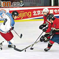 華人業餘冰球賽嘅冠軍戰由北京對台北，結果由着紅衫嘅台北隊勝出。	（翁志偉攝）