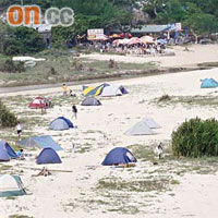 不少市民趁假日到西貢郊區露營。