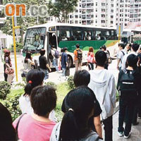 大批乘客排隊乘搭港鐵接駁巴士。
