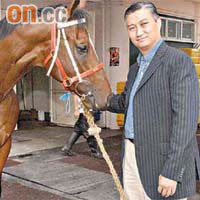 陳振彬去年十二月以三百七十萬元購入新馬「傳奇快車」，打算將贏馬獎金悉數撥入慈善基金。	（葉華英攝）