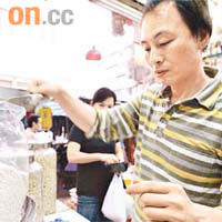 米商郭先生表示一般孕婦會偏向選購較「軟身」的大米。