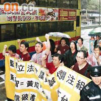 過百市民冒雨參加反「智」遊行，要求黃成智引咎辭職。	（胡耀威攝）