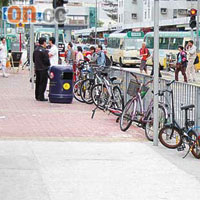 不少市民為求方便，違規將單車鎖在港鐵大圍站外欄杆。