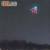 青年玩夜光風箏，被誤為不明飛行物體。	（鄭家如攝）