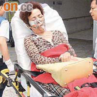 一名女乘客送院時需戴氧氣罩。