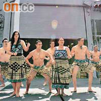 官兵在甲板上表演新西蘭土著毛利人的民族舞。