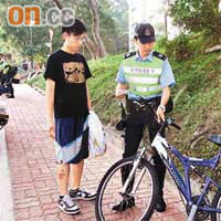 肇事單車駕駛者協助警員調查。