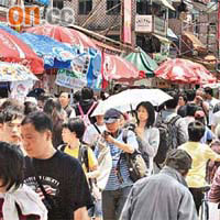 長洲大街逼滿大批市民及遊客。
