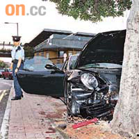 跑車撞向路旁樹木，車頭盡毀。	（余宏基攝）
