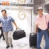 兩名外籍男子抵墨西哥駐港總領事館，等候乘包機返國。	（劉志城攝）