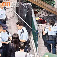 警員封鎖清潔女工被鐵閘擊爆頭的現場。	（張曉楠攝）