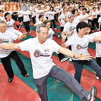 長者透過運動或跳舞，可保持足部活動及血液流通。	（資料圖片）