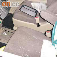 黃小姐座駕的車窗被打破，車內音響被賊人撬開偷走。	（讀者提供）