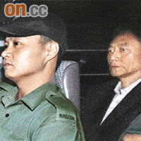 林炳昌（右）出席上訴聆訊後，由囚車押回監獄服刑。	（盧志燊攝）