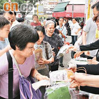 油麻地街市昨向市民派發抗疫包，吸引大批市民排隊。	（高嘉業攝）