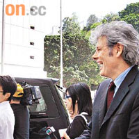 麥至理（右）眼看陳振聰被大批傳媒包圍笑着呼籲記者讓路。