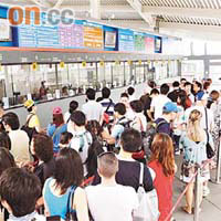 不少旅客抵東涌纜車站始知停駛，向職員查問詳情。	（許錦雄攝）