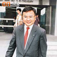 梁錦濠在一九九二年被加控七項罪名後離開法院，當時陳振聰（左）亦在場。