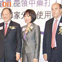 陳小君（左一）及Gascon（左二）指野生雲芝對癌症有助療作用，右二為維特健靈董事長陳曦齡。