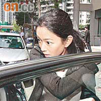 郭惠光離開法庭時上錯車，露出尷尬表情。	（黃勁璋攝）