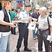 警方在銅鑼灣向途人派發傳單，呼籲市民提供失蹤加籍女遊客消息。	（蔡高華攝）