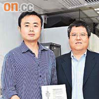李慧明教授（右）和博士生何皓首創綠色氧化方法。
