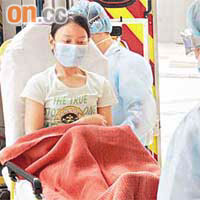 將軍澳一間診所的女病人疑感染豬流感由救護人員送往醫院檢查。	（左錦鴻攝）