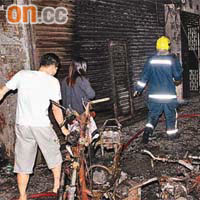 停泊於巷內的大批電單車燒剩車架，大廈外牆亦受波及。