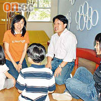 王見好（左三）與小朋友玩兒時的群體遊戲拋手巾，指出此類遊戲有助兒童發展。