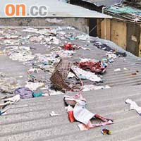 甘霖街一大廈的簷篷變為「垃圾崗」多時，嚴重影響環境衞生。