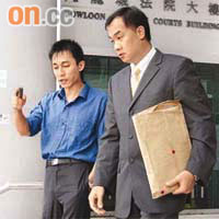 警員張大堯（左）負責相約被告出來；警長陳國雄（譯音、右）則負責為被告錄口供。
