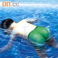 男童在泳池遇溺載浮載沉，惜救生員未有及早救起。