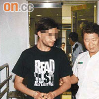 一名南亞裔非法男子被扣上手銬送院。	（朱偉坤攝）