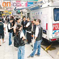西九龍總區重案組昨在旺角駐「重兵」監視。