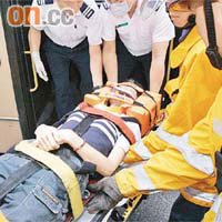受傷被困女乘客獲救送院。（左錦鴻攝）