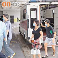 流感診所昨共有約三百人求診，其中三人由筲箕灣診所送往東區醫院進一步檢驗。