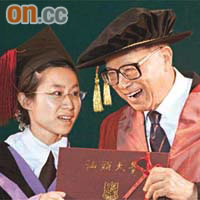 李嘉誠（右）喺汕大畢業禮上，頒發博士學位證書予其中一位博士畢業生。