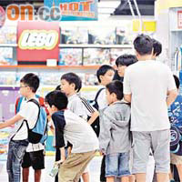 提早放暑假，不少兒童逗留玩具店打發時間。