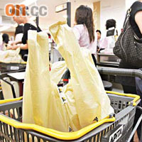 下月七日起，市民購物時若要求用膠袋，將要付出每個五角的代價。	（黃勁璋攝）