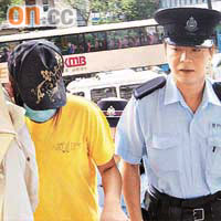 衣着密實的女被告馮雅珊（戴口罩者）現居青少年宿舍，由警員接送到庭。