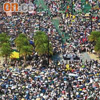 大批市民撐傘，無懼高溫，上街抗議政府施政。