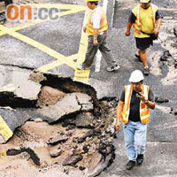 牛頭角道爆鹹水管路面形成大洞。	（周亮恆攝）