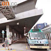 九龍塘沙福道巴士總站將於九月一日列為禁煙範圍。	（蘇文傑攝）