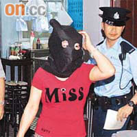 警方將打扮時髦的涉案泰國裔外婆蒙頭帶署。