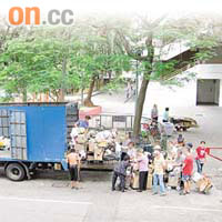 駐紮蝶景路的回收車於早上九時開始經營，街坊在馬路上等候交收期間阻塞車輛出入。
