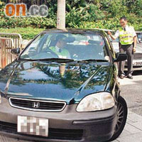 立法會保安員為黃成智喺停車場搵到個車位，將車泊好。